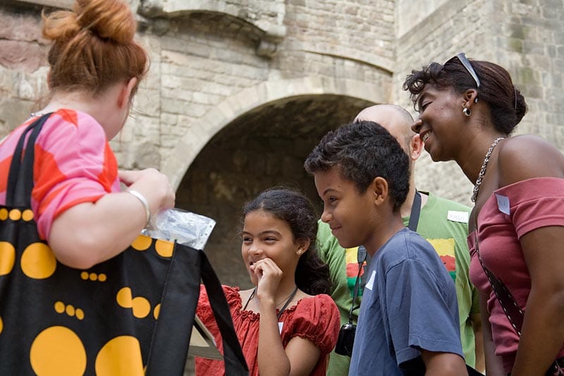 2.5-Hour Kids & Family Walking Tour in English - Walking into the Gothic Quarter: how the tour starts