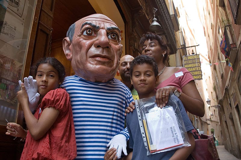 2.5-Hour Kids & Family Walking Tour in English - Candy shops and traditional workshops: a history lesson with a snack