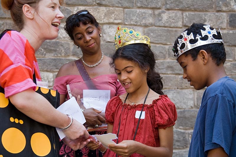 2.5-Hour Kids & Family Walking Tour in English - Songs, Catalan traditions, and the runnerbeans game