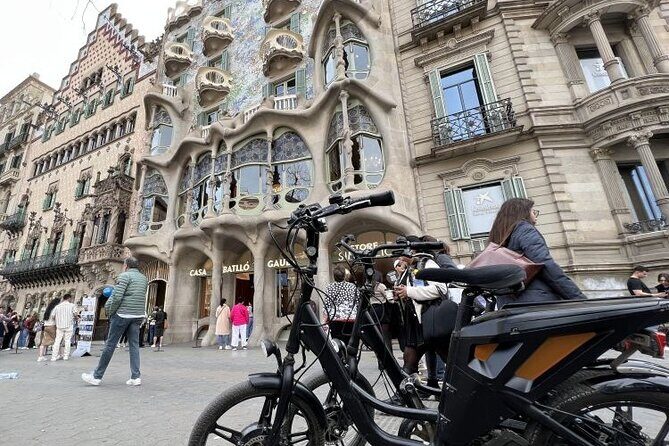 3 Hours Barcelona Guided Gaudi E-Bike Tour - Stop 2: Parc de la Ciutadella—your break from the big names