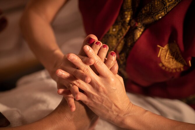 60 min Foot and Leg Massage at THAI SPA MASSAGE BARCELONA - The 60-Minute Flow: Floral Bath, Oil Choice, Then the Main Massage