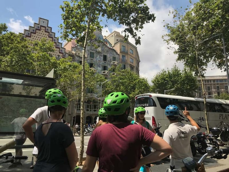 Barcelona: 1.5-Hour Sightseeing Tour by Bike/Electric Bike - Plaça Reial and Gaudí-style lamps: the square that feels like a movie scene