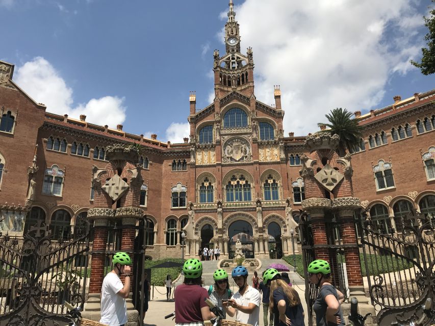 Barcelona: 1.5-Hour Sightseeing Tour by Bike/Electric Bike - La Boqueria market: food energy plus guided help on how to browse