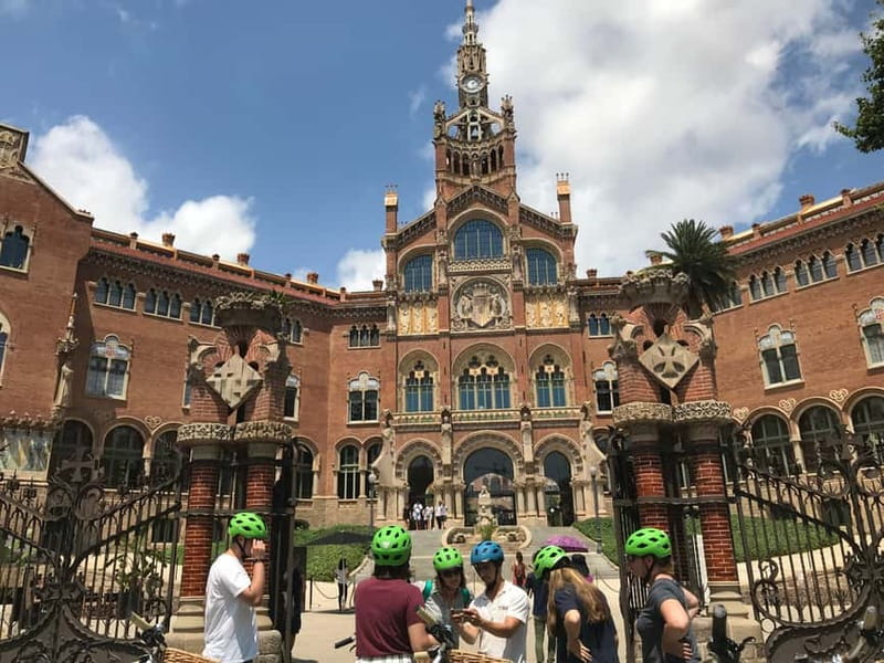 Barcelona: 1.5-Hour Sightseeing Tour by Bike/Electric Bike - Barceloneta to Port Vell: sea air, big views, and the right kind of city contrast
