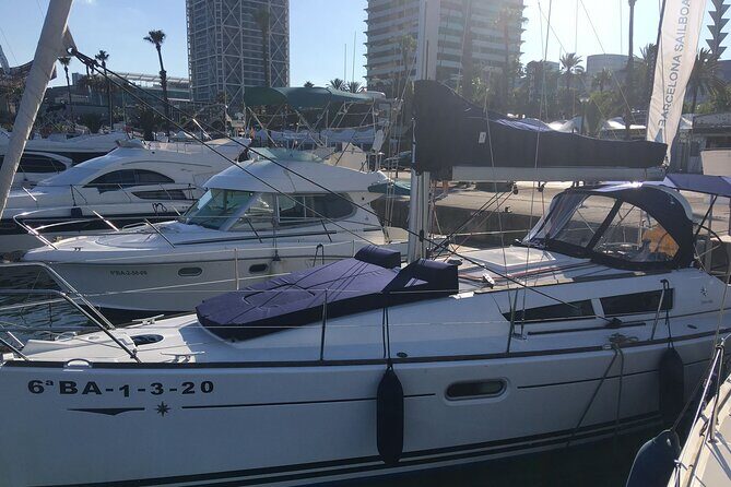 Barcelona 1-hour Boat Trip with Cava and Snacks - Playa de La Barceloneta: the 30-minute photo and old-city view stop