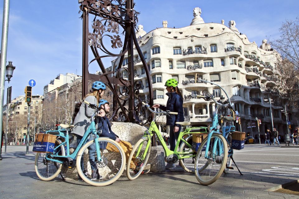 Barcelona: 2.5-Hour Bike or E-Bike Historical Tour - Price and value: what $28 buys you in real terms