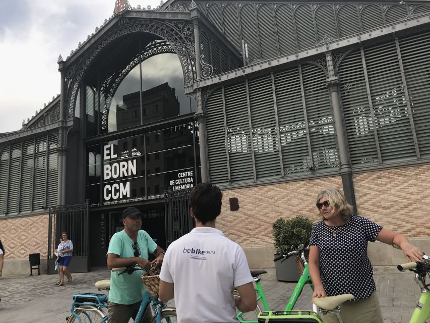 Barcelona: 2.5-Hour Bike or E-Bike Historical Tour - Parc de la Ciutadella: fountain views and a possible young Gaudí connection