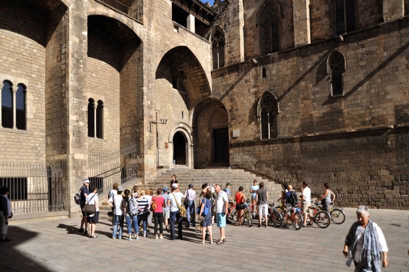 Barcelona 2-Hour Gothic Walking Tour - Carrer del Bisbe and Plaça del Rei: Where the Quarter Looks Like It Belongs in a Film