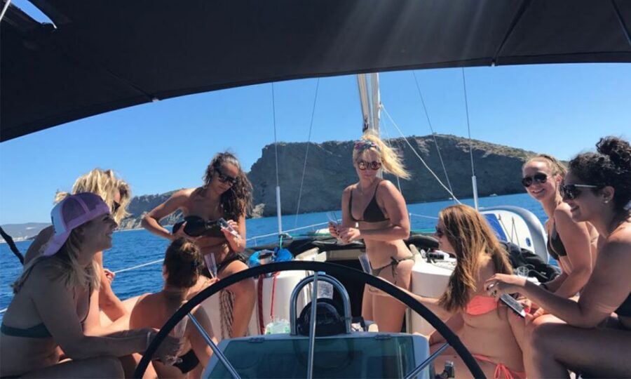 Barcelona: 2-Hour Private Boat Cruise - Boarding and the First 15 Minutes: What You’ll Do Immediately