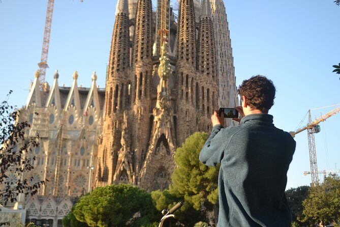 Barcelona 3-hour Bike or E-Bike Tour: Gaudí By Bike - From Arco di Triomfo to Casa Amatller: Icon Learning Without the Long Wait