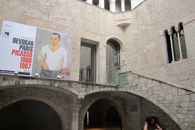 Barcelona Art and Tapas Small Group Walking Tour with Picasso Museum - Plaça Reial start: fountain meet-up and Gaudí lamp-post eye candy