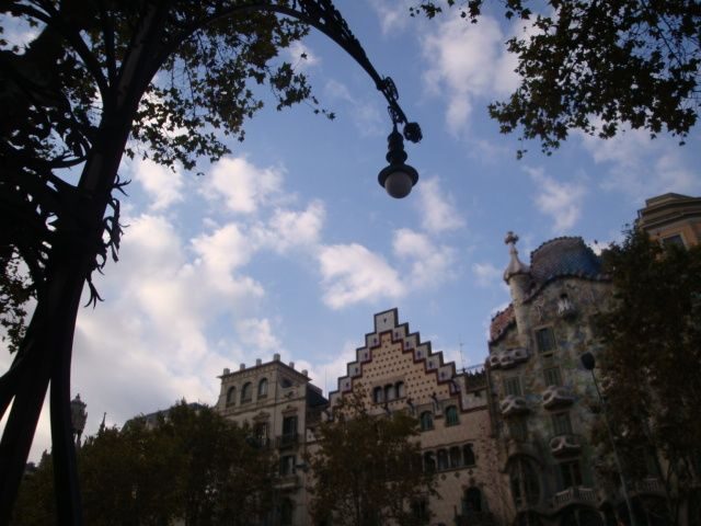 Barcelona: Art Nouveau & Gaudí Tour - Entering Eixample: Where Barcelona Expanded After the Walls Fell