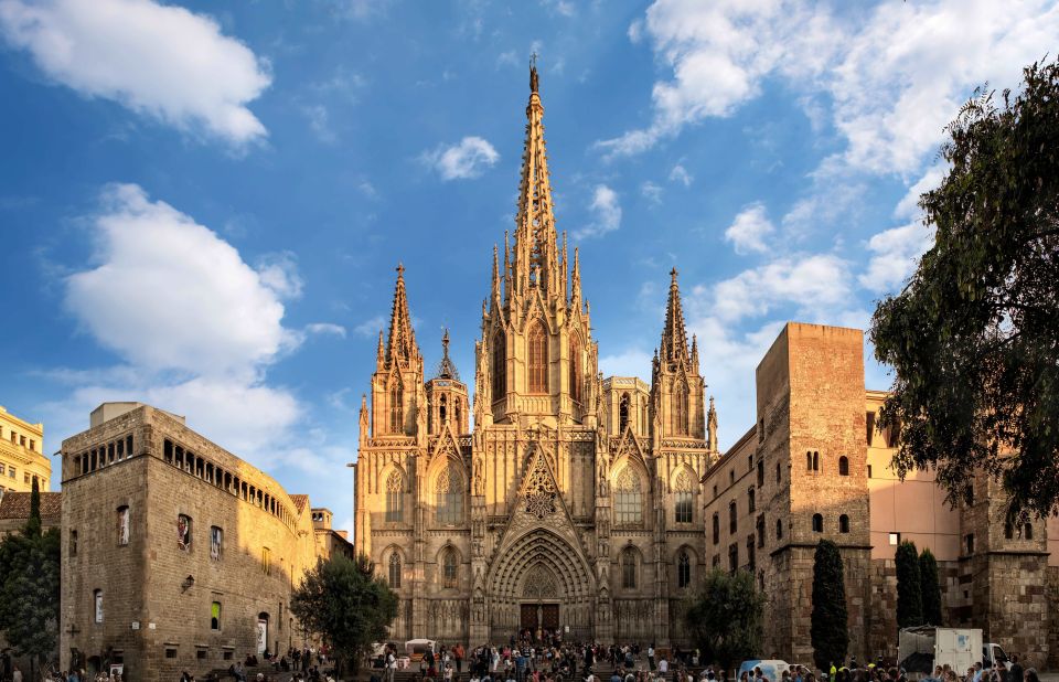 Barcelona: Barri Gotic Small Group Walking Tour - Entering the Gothic Quarter with a plan that actually works