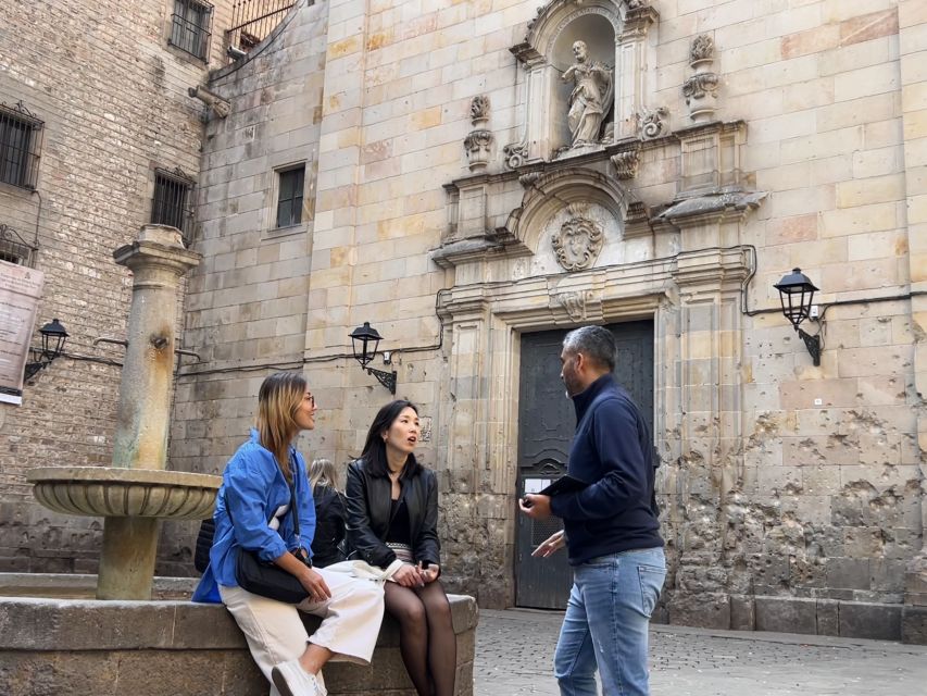 Barcelona: Barri Gotic Small Group Walking Tour - Photo stops that feel intentional, not random