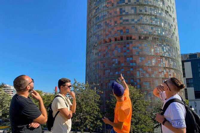 Barcelona bike tour with French guide 20-ТOP, bike/eBike - Small-group value: bike, helmet, water, and guide support