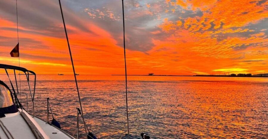 Barcelona: Boat trip with cava in amazing sailboat - Key things that make this boat trip work