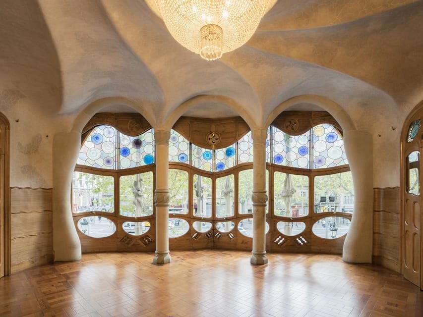 Barcelona: Casa Batlló, Casa Milà & Casa Vicens Guided Tour - Warriors’ Rooftop and 360º views: the payoff for standing outside