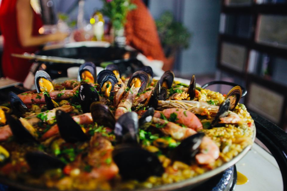Barcelona: Catalan Paella Cooking Class - Where Catalan paella happens near Park Güell