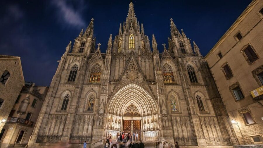 Barcelona Cathedral: Exclusive walking tour & entry tickets. - The 2-hour flow: briefing, ticket handoff, then self-guided cathedral time