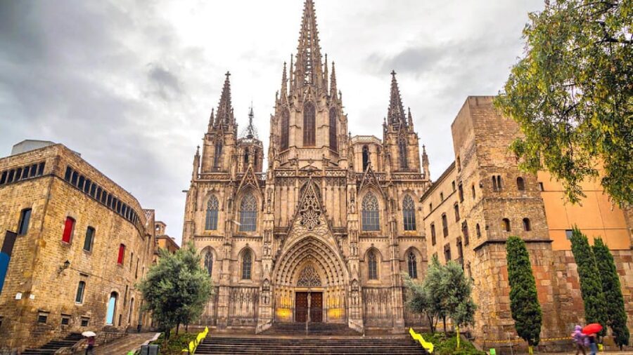 Barcelona Cathedral: Exclusive walking tour & entry tickets. - Inside the Cathedral of the Holy Cross and Saint Eulalia