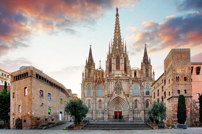 Barcelona Cathedral: Ticket, Guided Tour, Terrace + VR Experience - Quick hits before you go
