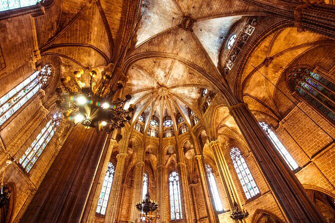Barcelona Cathedral: Ticket, Guided Tour, Terrace + VR Experience - Time and group size: what 1 hour 15 minutes feels like