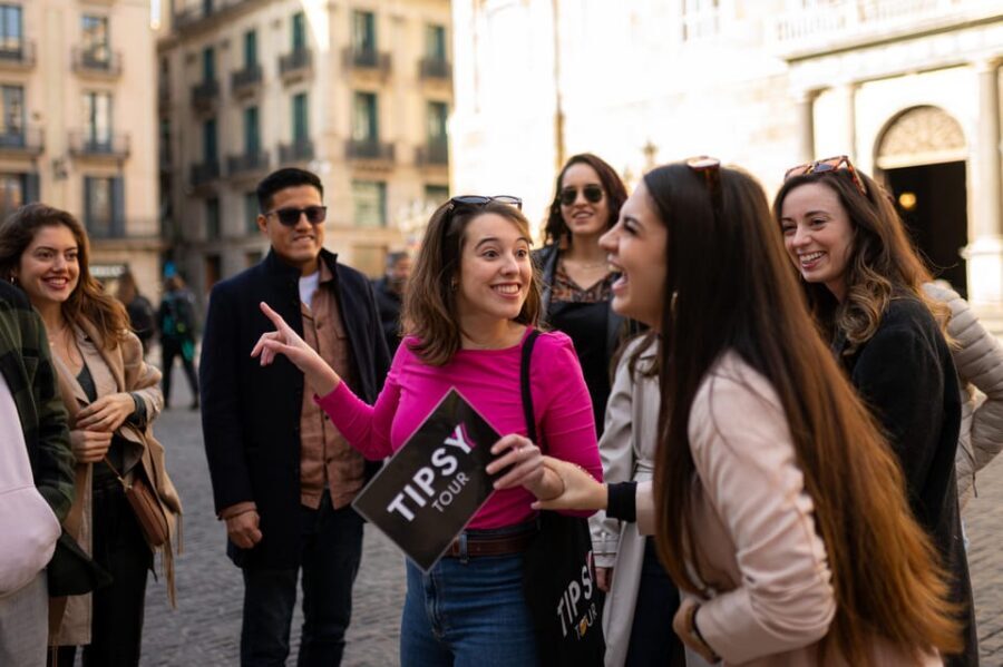 Barcelona: Cathedrals and Squares Walking Tour - Barcelona Cathedral zone: what you’ll learn even without entry