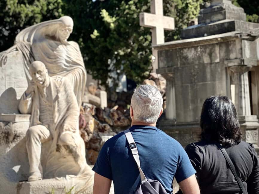 Barcelona: Cemetery Tour - Gothic Graves & Local History - Getting there from Portal de Santa Madrona and staying oriented