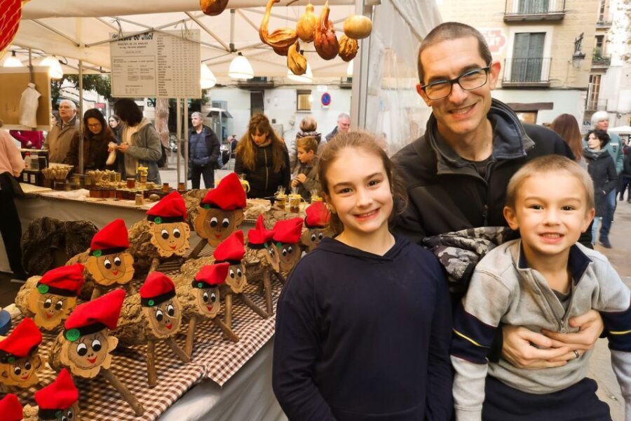 Barcelona: Churros, Hot Chocolate, and Games Family Tour - La Rambla, Palau Güell area, and Plaça Reial: a fun warm-up before the old streets