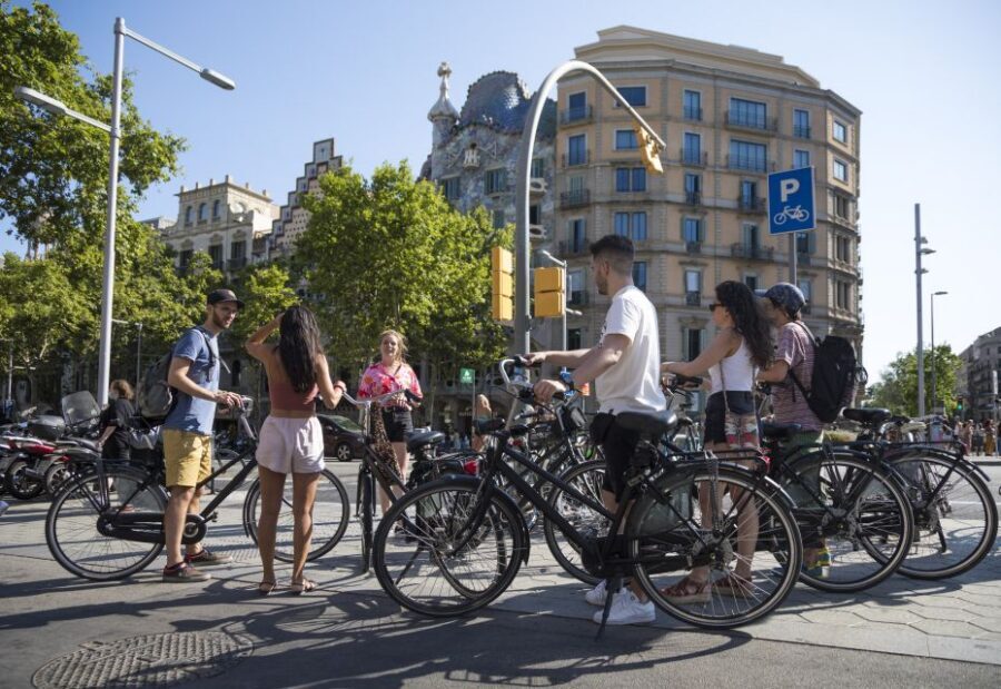 Barcelona: City Highlights Bike Tour - Plaça de Catalunya and Passeig de Gràcia: the city’s main stage