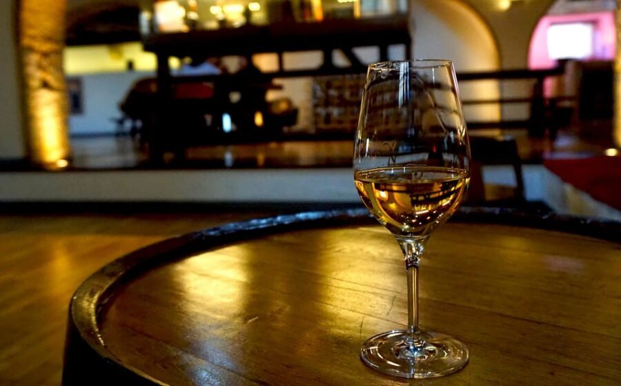 Barcelona: Coastline E-Bike and Wine Tasting Tour - The 3-wine tasting and tapas pairing: how to make it worth your taste buds