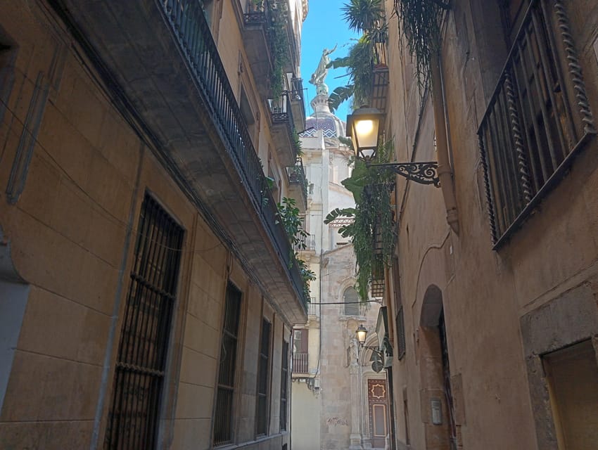 Barcelona: Curious Legends and Traditions of Old Town Tour - Meeting at Gelatiamo Café: A Simple Plan That Helps You Start Fast