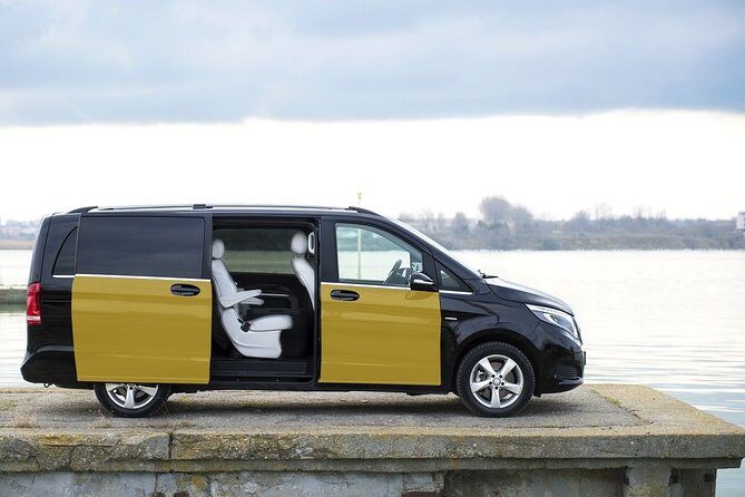 Barcelona Departure Private Transfers from Barcelona City to Barcelona Airport - The 30-Minute Ride: Comfortable, Direct, and Guided