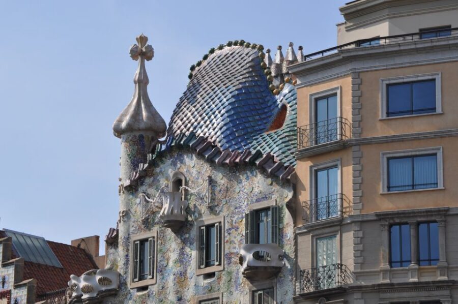 Barcelona: Discover Gaudi Architectural Guided Tour - The Antoni Tàpies Foundation stop: modern Barcelona beyond Gaudí