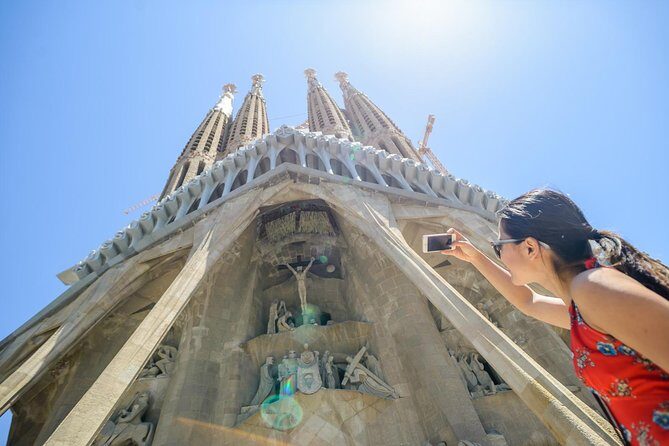 Barcelona e-Bike Tour: Gaudí & Old Town Small Group - Barceloneta to Port Olímpic: Fisher Life to Sea-Front Views