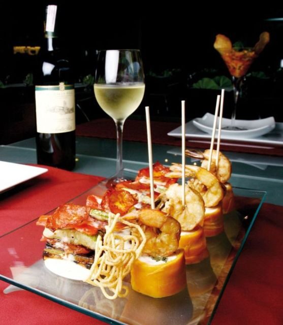 Barcelona: Evening Walking Tour in the Gaudi Area with Tapas - Guide quality: names you may encounter and what they do well