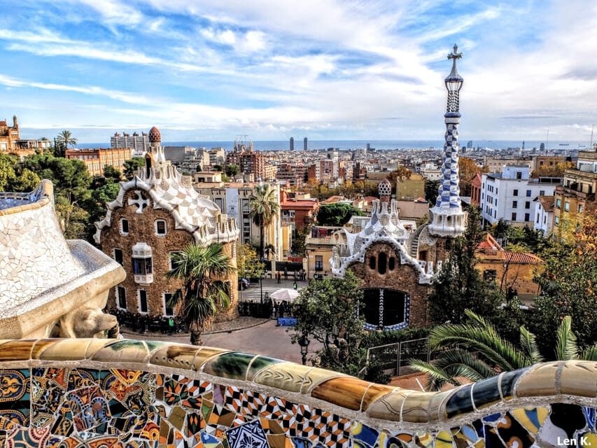 Barcelona: Exclusive Park Güell Private Guided Tour - Private guide, chosen language, and staying oriented on a crowded site