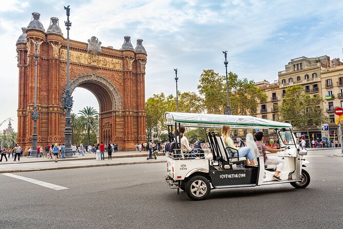 Barcelona Expert Tour with Local Guide in Eco Tuk Tuk Private - Ciutadella Park and Arc de Triomf: easy walking energy