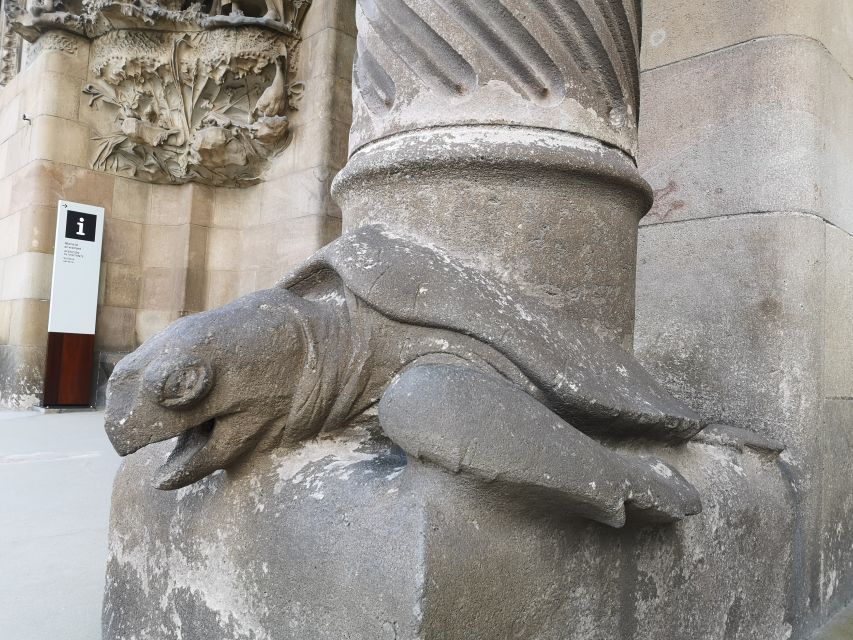 Barcelona: Foodie Walking Tour with Sagrada Familia Tickets - Key highlights you’ll feel right away