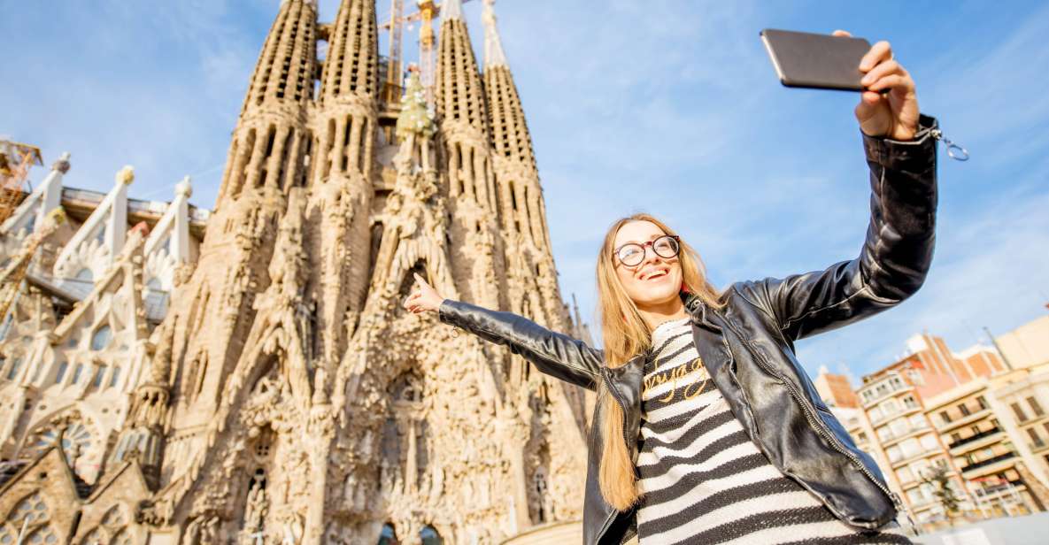 Barcelona: Foodie Walking Tour with Sagrada Familia Tickets - Stop 2: La Esquinita de Blai and the art of the small plate
