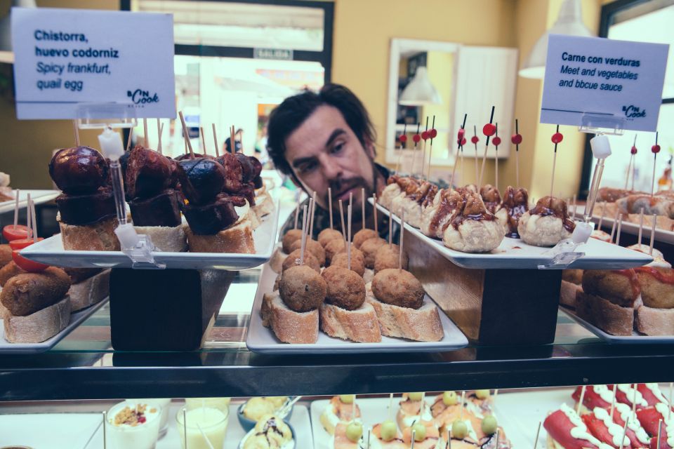Barcelona: Foodie Walking Tour with Sagrada Familia Tickets - Stop 5: La Pallaresa Xocolateria Xurreria for churros and hot chocolate