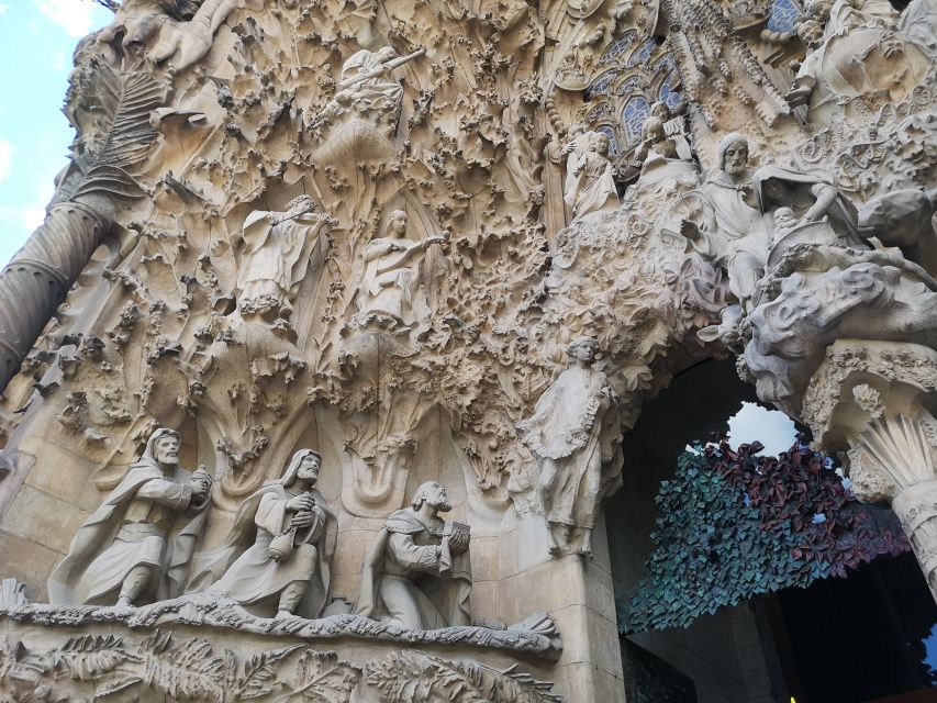 Barcelona: Foodie Walking Tour with Sagrada Familia Tickets - The big moment: taxi to Sagrada Familia and skip-the-line entry