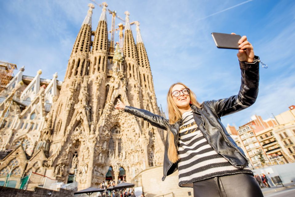 Barcelona: Foodie Walking Tour with Sagrada Familia Tickets - Getting set up at the meeting point near El Molino Theatre