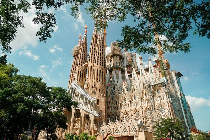 Barcelona: Gaudí, Tapa, Drink & Hidden Architectural Gems - La Manzana de la Discordia: spotting modernist personalities building by building