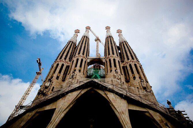 Barcelona: Gaudí, Tapa, Drink & Hidden Architectural Gems - Sagrada Família: photo spots and a quick break with tapa and drink