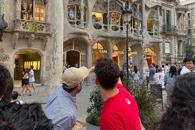 Barcelona: Gaudí, Tapa, Drink & Hidden Architectural Gems - Starting at Plaza de Catalunya: get your bearings fast