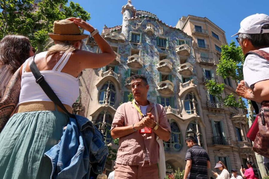 Barcelona: Gaudi Tapas & Wine Tasting Small Group Tour - Rambla de Catalunya: a short guided walk that keeps the evening from feeling like a checklist