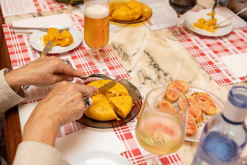 Barcelona: Gaudi Tapas & Wine Tasting Small Group Tour - Meeting at Casa Batlló: where the tour starts and how the first moments feel