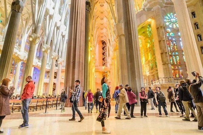 Barcelona Gaudi Tour: Sagrada Familia, Casa Batllo & Casa Mila - Stop 2: Casa Batlló and the feeling of walking through a dream