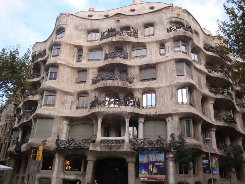 Barcelona: German City Tour from Gaudí's Perspective - Starting at Plaça Reial: where Gaudí’s story begins